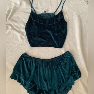 NWT 2X Mentionables green velvet lingerie set never worn